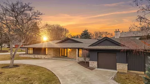 901 S Burton Pl, Arlington Heights, IL 60005