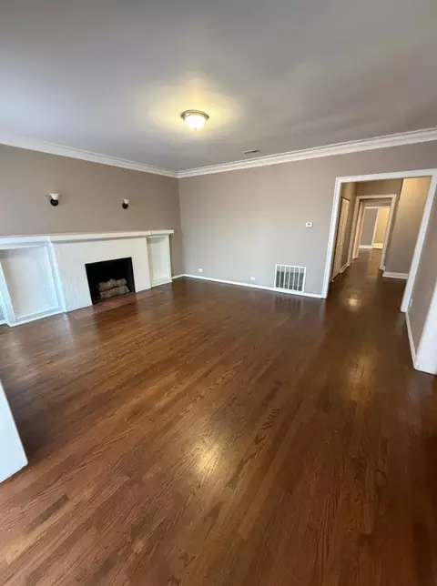 Living - 609 E 60th St, Chicago, IL 60637 photo 1 of 2