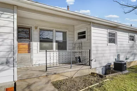 Exterior - 401 Oak Dr, Roberts, IL 60962 photo 5 of 6