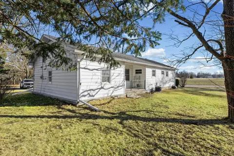 Exterior - 401 Oak Dr, Roberts, IL 60962 photo 3 of 6