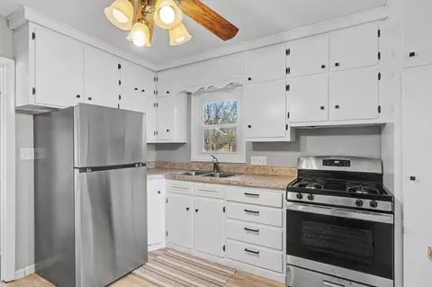 Kitchen - 401 Oak Dr, Roberts, IL 60962 photo 2 of 2