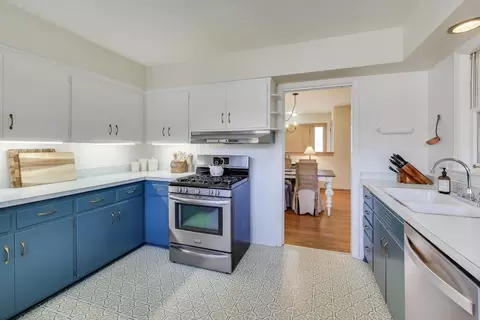 Kitchen - 1048 E Walnut Ave, Des Plaines, IL 60016 photo 2 of 3