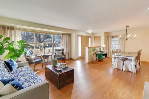 Living - 1048 E Walnut Ave, Des Plaines, IL 60016 photo 2 of 3