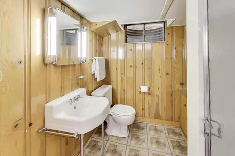 Bath - 1048 E Walnut Ave, Des Plaines, IL 60016 photo 2 of 3