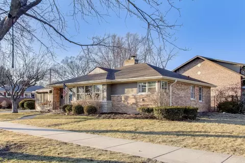 Exterior - 1048 E Walnut Ave, Des Plaines, IL 60016 photo 2 of 8