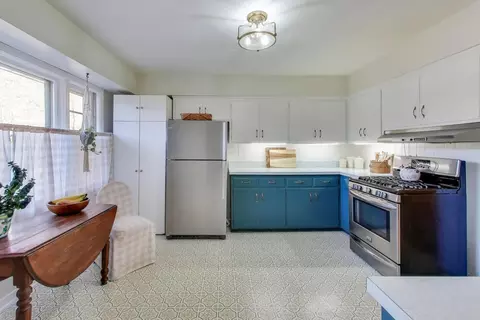 Kitchen - 1048 E Walnut Ave, Des Plaines, IL 60016 photo 1 of 3
