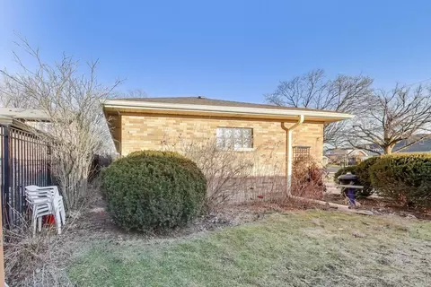Exterior - 1048 E Walnut Ave, Des Plaines, IL 60016 photo 6 of 8