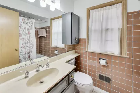 Bath - 1048 E Walnut Ave, Des Plaines, IL 60016 photo 1 of 3