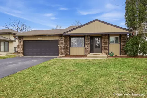 1920 Island Ct, Woodstock, IL 60098