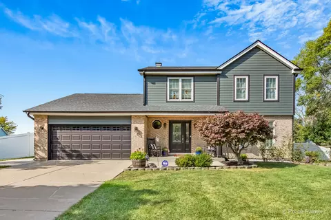 20 W425 Peters Ct, Downers Grove, IL 60516
