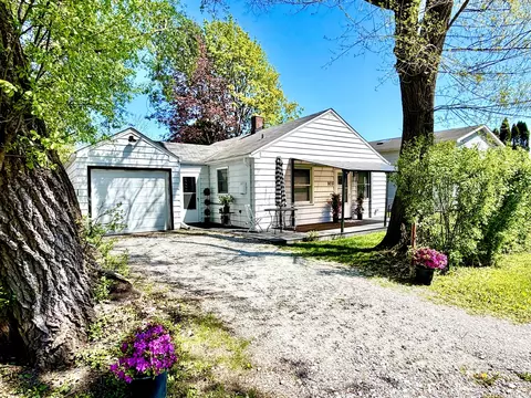 905 Rockland Rd, Lake Bluff, IL 60044