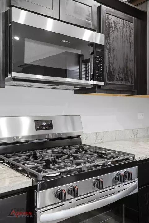 Kitchen - 14528 Kolin Ave, Midlothian, IL 60445 photo 2 of 3