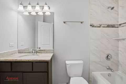 Bath - 14528 Kolin Ave, Midlothian, IL 60445 photo 2 of 3