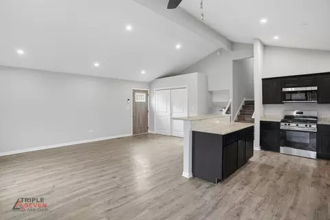 Entry Way - 14528 Kolin Ave, Midlothian, IL 60445 photo 1 of 5