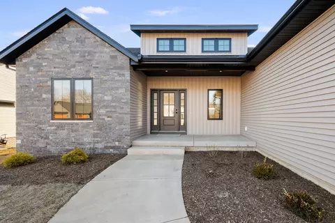 316 Linda Ln, Riverdale, IA 52722