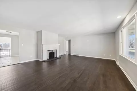 Living - 1024 W Walnut St, Kankakee, IL 60901 photo 1 of 6