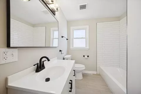 Bath - 1024 W Walnut St, Kankakee, IL 60901 photo 2 of 3