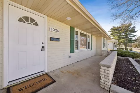 Exterior - 1024 W Walnut St, Kankakee, IL 60901 photo 2 of 5