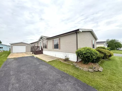 9 Swallow Ln, Beecher, IL 60401