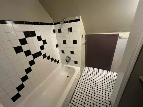 Bath - 6916 S Lowe Ave, Chicago, IL 60621 photo 2 of 3