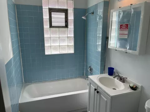 Bath - 6916 S Lowe Ave, Chicago, IL 60621 photo 1 of 3