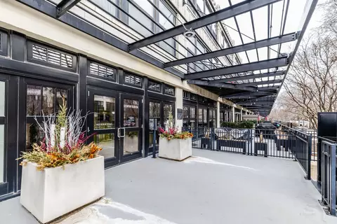 1150 W 15th St #201, Chicago, IL 60608