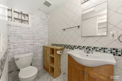 Bath - 363 Franklin Blvd, Elgin, IL 60120 photo 2 of 3