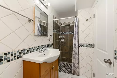 Bath - 363 Franklin Blvd, Elgin, IL 60120 photo 3 of 3