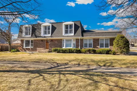 2202 N Williamsburg St, Arlington Heights, IL 60004