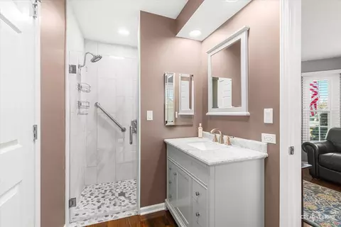 Bath - 2843 Winchester Dr, Elgin, IL 60124 photo 2 of 5
