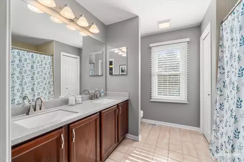 Bath - 2843 Winchester Dr, Elgin, IL 60124 photo 4 of 5