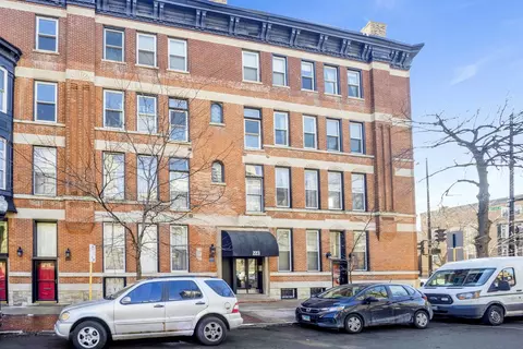 223 W Wisconsin St #3A, Chicago, IL 60614