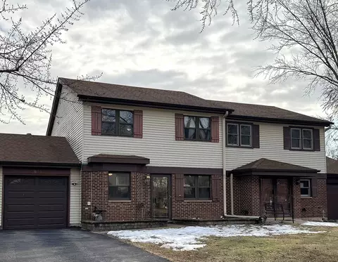 23 W447 Greenbriar Dr, Naperville, IL 60540