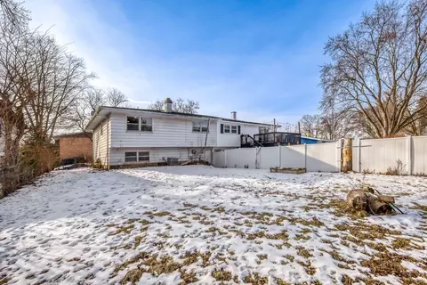 Exterior - 1630 Maple Ln, Elgin, IL 60123 photo 2 of 2