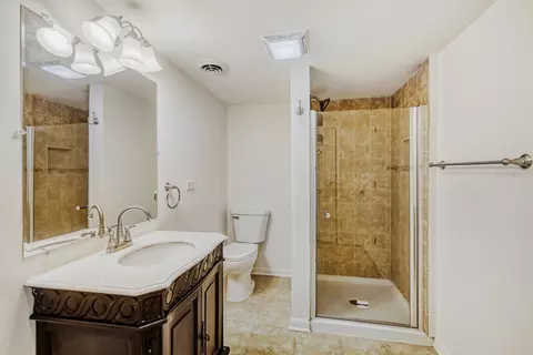 Bath - 1630 Maple Ln, Elgin, IL 60123 photo 2 of 2