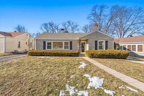136 Walnut Ct, Mundelein, IL 60060