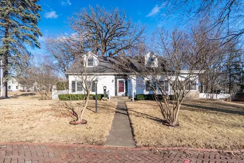 603 S Main St, Eureka, IL 61530