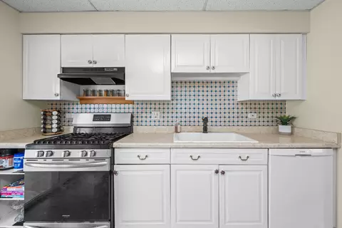 Kitchen - 4480 Thornbark Dr, Hoffman Estates, IL 60192 photo 2 of 3