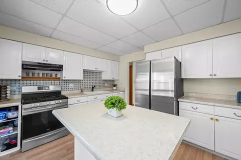 Kitchen - 4480 Thornbark Dr, Hoffman Estates, IL 60192 photo 1 of 3