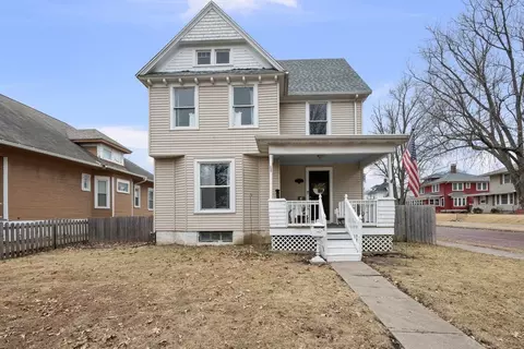 38 Oak Ln, Davenport, IA 52803