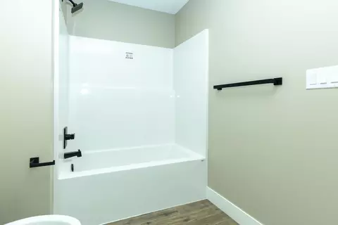 Bath - 379 Larkspur Ln, Normal, IL 61761 photo 6 of 10