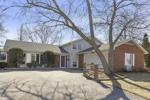 755 Surryse Rd, Lake Zurich, IL 60047