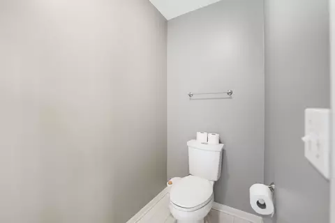 Bath - 2140 Colchester Ave, Hoffman Estates, IL 60192 photo 4 of 6