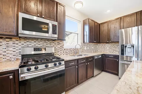 Kitchen - 2140 Colchester Ave, Hoffman Estates, IL 60192 photo 3 of 4