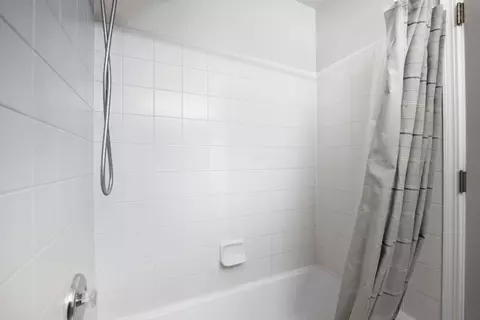 Bath - 2140 Colchester Ave, Hoffman Estates, IL 60192 photo 6 of 6