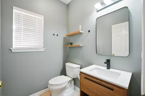 Bath - 2140 Colchester Ave, Hoffman Estates, IL 60192 photo 1 of 6