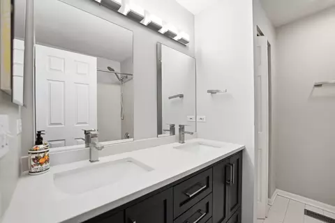 Bath - 2140 Colchester Ave, Hoffman Estates, IL 60192 photo 5 of 6
