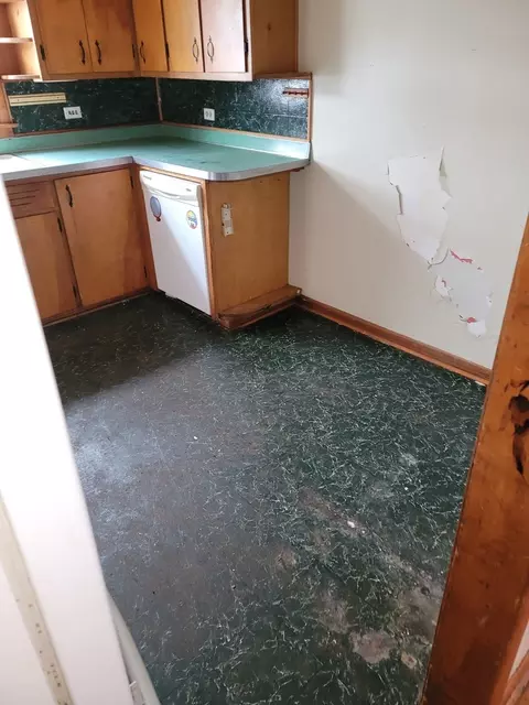 Kitchen - 213 S Summit St, Wheaton, IL 60187 photo 2 of 2