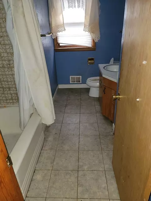 Bath - 213 S Summit St, Wheaton, IL 60187 photo 1 of 2