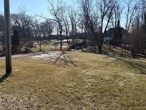 611 E Main Street Rd, Cary, IL 60013